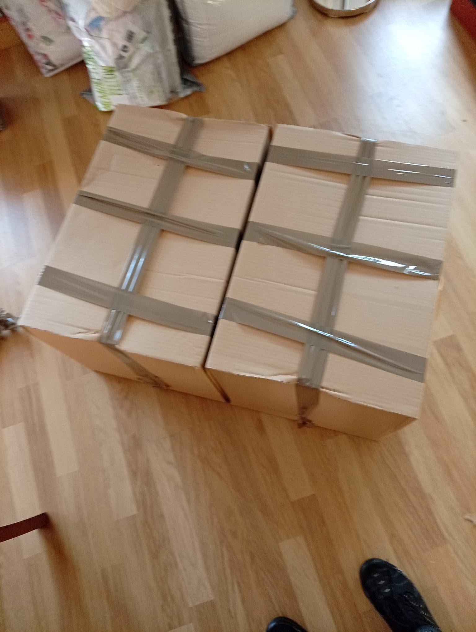 Cajas precintadas y numeradas listas para la mudanza