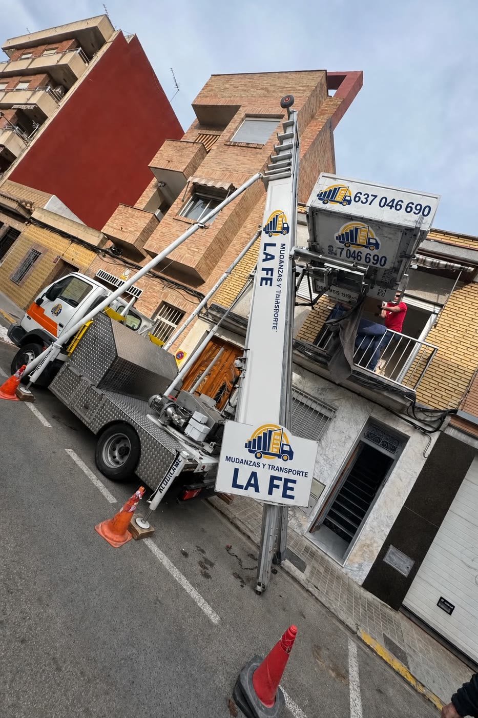 Elevador de fachada de La Fe montado en la calle