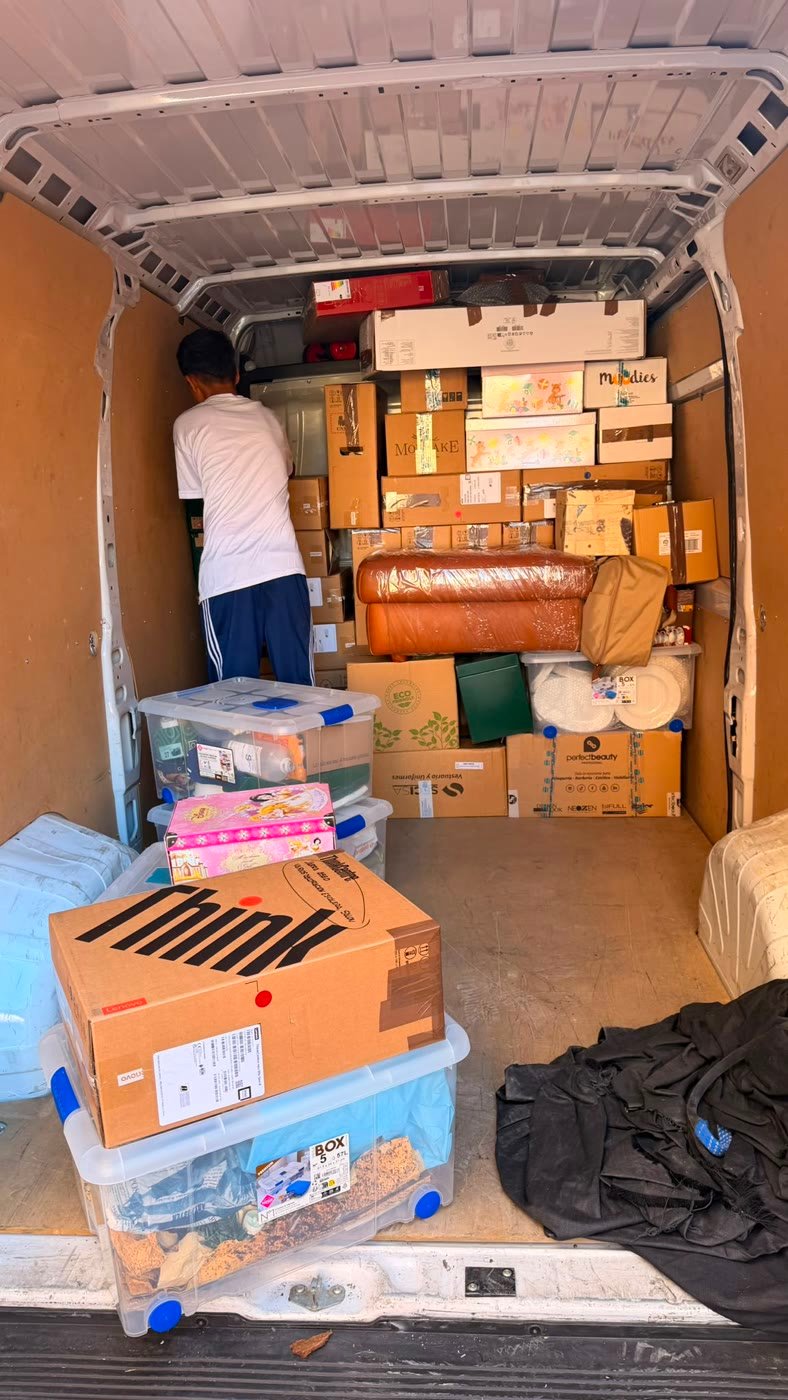 Furgoneta de La Fe cargada de cajas ordenadas