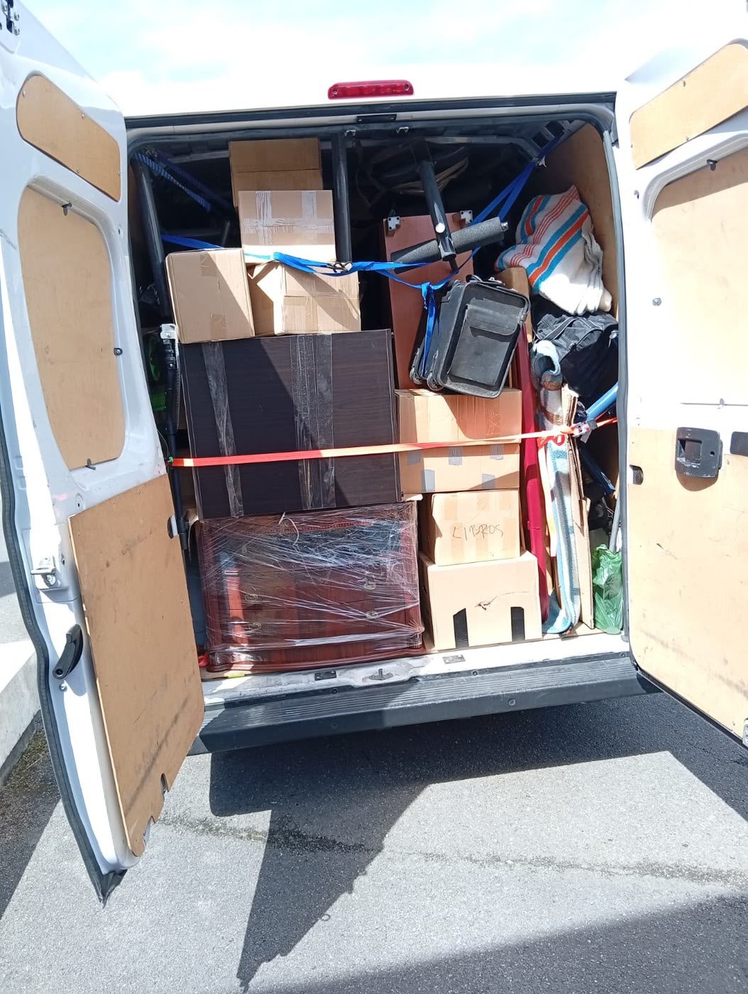 Furgoneta de La Fe cargada de cajas y muebles